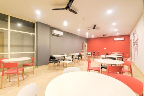 Dwarka Hotel | OYO 76976 The Signature Inn