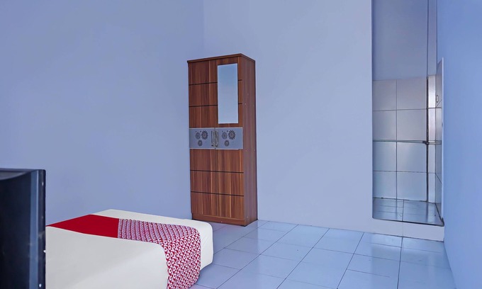 Cikampek Hotel | OYO 92704 Pondok Bunga Lily