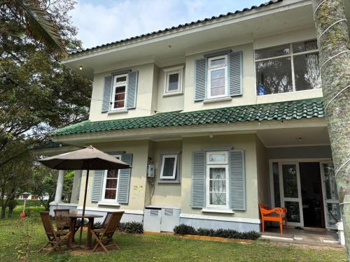 Cipanas Hotel | OYO 94710 Puncak Resort Guest House
