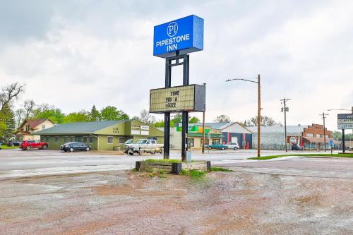 Pipestone Historic District Hotel | OYO Hotel Pipestone MN, Canterbury Park