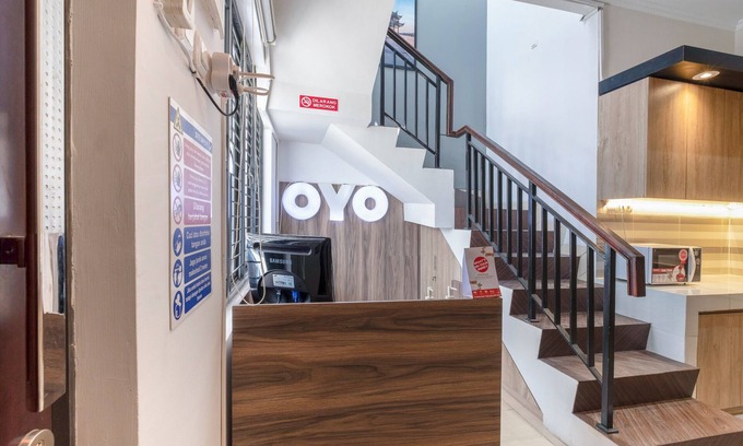 Karawang Hotel | OYO Life 3246 Walnut Inn G-10