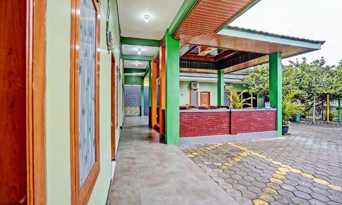 Madiun Hotel | OYO Life 92043 Kost Barokah Syariah Madiun
