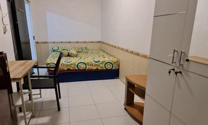 Gubeng Hotel | OYO Life 92191 Omah Dewe Syariah