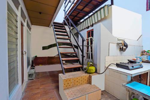 Gubeng Hotel | OYO Life 92651 Meir E-homestay Syariah
