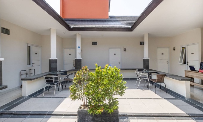 West Cirebon Hotel | OYO Living 1877 Side Corner