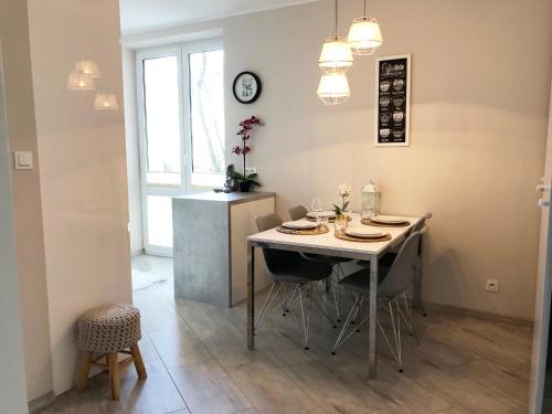 Kolo Apartment | Ozarowska 77 - 1BR by Homeprime