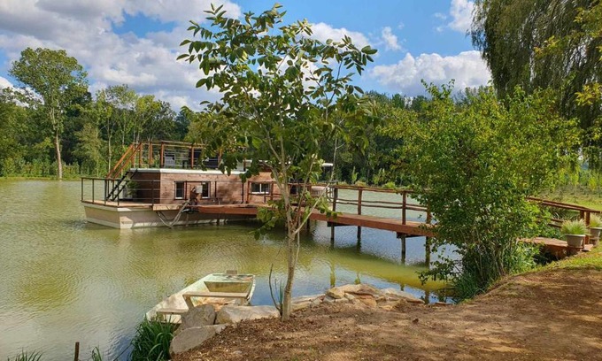 Campsegret Boat Rental | Péniche sur un lac