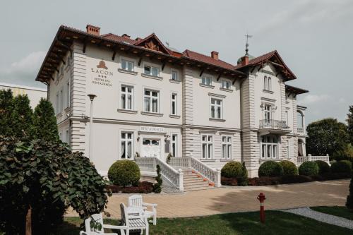 Kazimierza Wielka Hotel | Pałac Lacon
