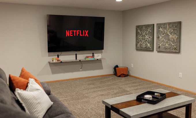 Moorhead House | Pac n Play I King Bed I 75" TV I XL Fenced Yard