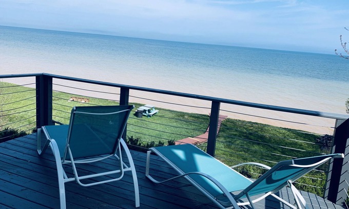 Algoma House | Packer Game Retreat- Luxury Algoma Lakehouse, 310ft of private shore, Fire pit!