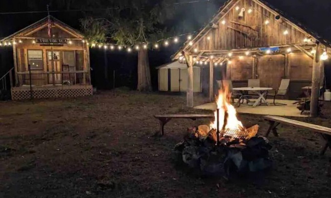 Packwood House | Packwood cabin with hottub, close to White Pass, pet friendly