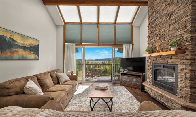 Bigfork Condo | Paddle & Pine - Lake Views & Private Dock Access