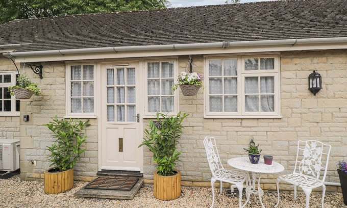 Crudwell Cottage | PADDOCK COTTAGE, pet friendly, with a garden in Crudwell
