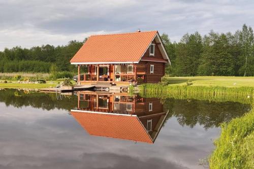 Moletai District Municipality House | Padvarių sodyba ant tvenkinio kranto su pirtimi