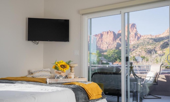 Hildale House | Painted Desert-4Bed, 3Bath, Hot Tub, Deck