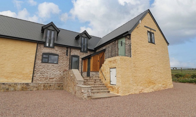 Hereford House | PALACE FARMHOUSE, pet friendly, with a garden in St Weonards
