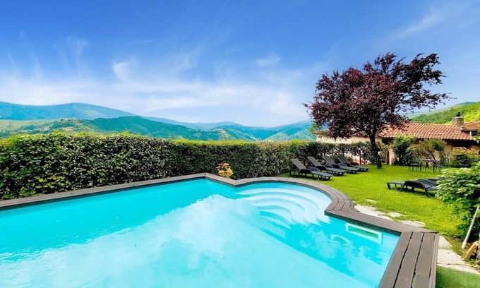 Mologno Villa | Palazzo Pasquini, stunning views/sunsets, private pool, WIFI, chef option!