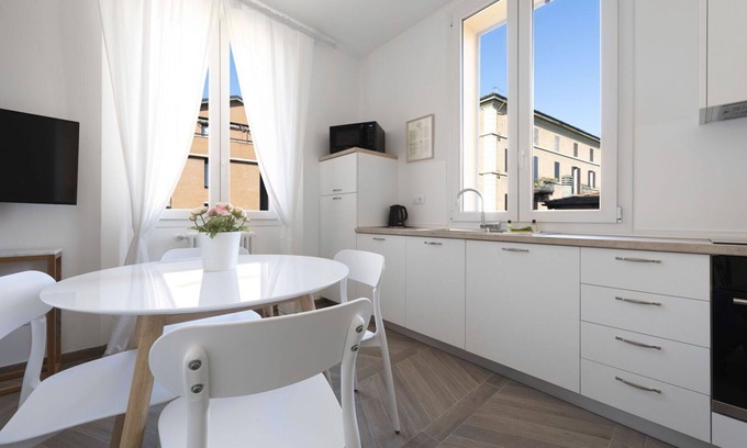 San Donato-San Vitale Apartment | Palazzo Pedretti 101, Cozy Apt Close To Centre By Halldis