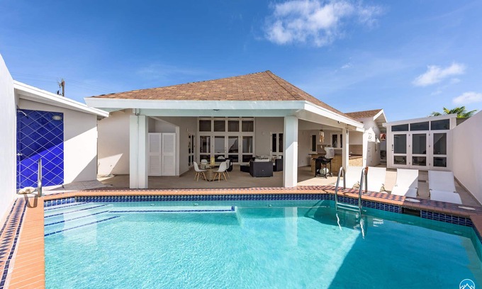 Palm Beach Villa | Palm Beach Villa - walk to the beach/hundreds of restaurants at the hotel strip!