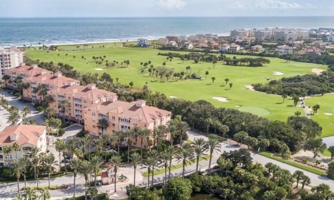 Palm Coast Condo | Palm Coast, FL 2BD/2BR Beach Villa - walk to the Ocean! Free Parking!