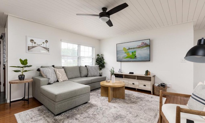 Walsingham House | Palm House~Heated Pool~8 min to Beach