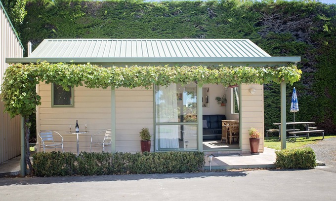 Parkvale Cottage | Palm Tree Cottage in Rural Havelock North