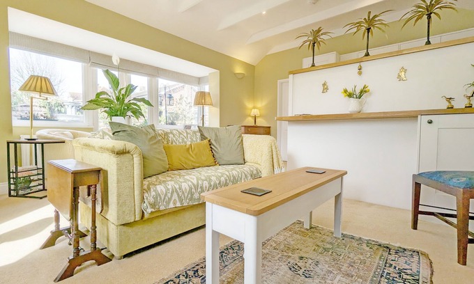 Fishbourne Cottage | Palm Tree Cottage - an annexe that sleeps 2 guests in 1 bedroom