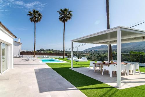 Churriana Villa | PALM TREE VILLA 5 Bdr POOL & BBQ