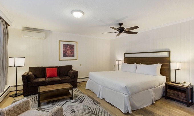 Manchester Center Resort | Palmer House Resort - Deluxe King Bed 1