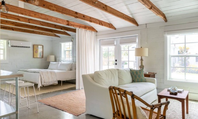 Fairhope House | Palmetto Carriage House - open and airy studio apartment close to everything!