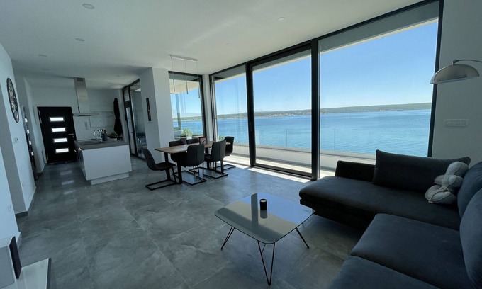 Maslenica Apartment | Palms & Beach Maslenica - right by the sea with jetty