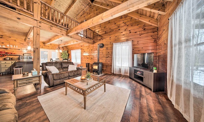 Niobe Cabin | Panama Cabin on 36 Acres w/Hot Tub & Trails!