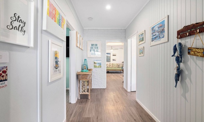 Emerald Beach House | Pandanus At Emerald, Steps to Beach, Restaurants, Village