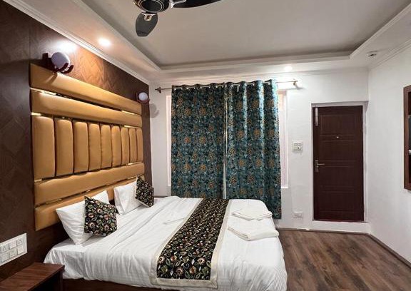Srinagar Hotel | Pandith Exotics Hotel And Restaurant