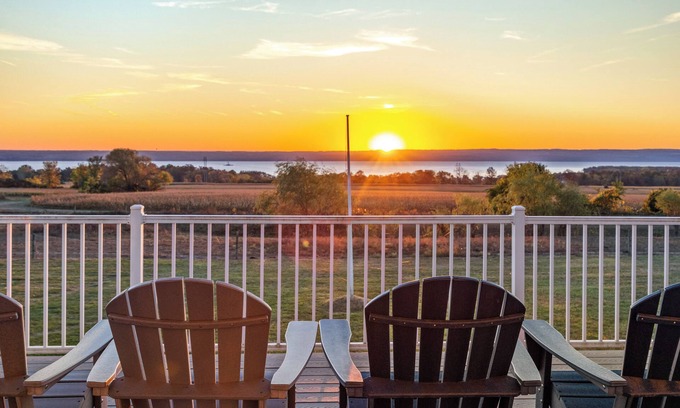 Town of Torrey House | Panoramic lake view retreat with firepit! Centrally located on Wine Trail!