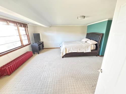 Watchung House | Panoramic Lakeview Suite Ultimate Comfort and Serenity