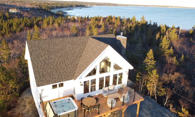 Hunts Point House | Panoramic Seaside Escape