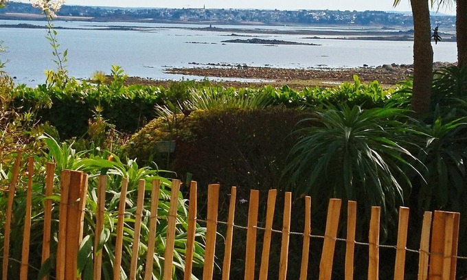 Roscoff House | Panoramic view of Morlaix Bay, 50m from the beach.