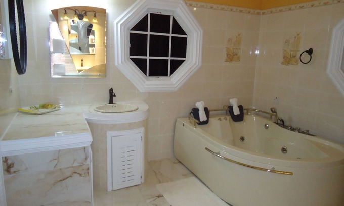 Falmouth House | Panoramic Views, Close to: shopping centres, Stadium, Jazz & Blue Festival