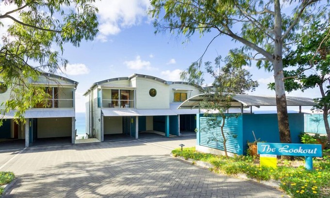 Point Lookout Apartment | Panoramic views from this beautifully furnished unit set high on the hill.