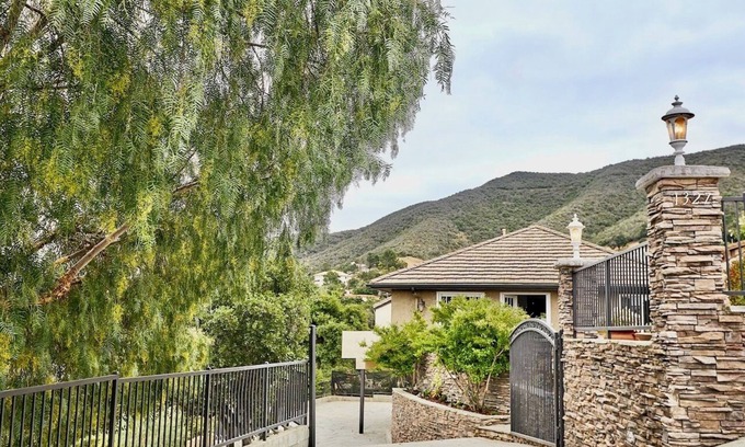 Thousand Oaks House | Panoramic Views, Hot tub, Sauna, EV chargers, Parking, Table Tennis, Fway close.