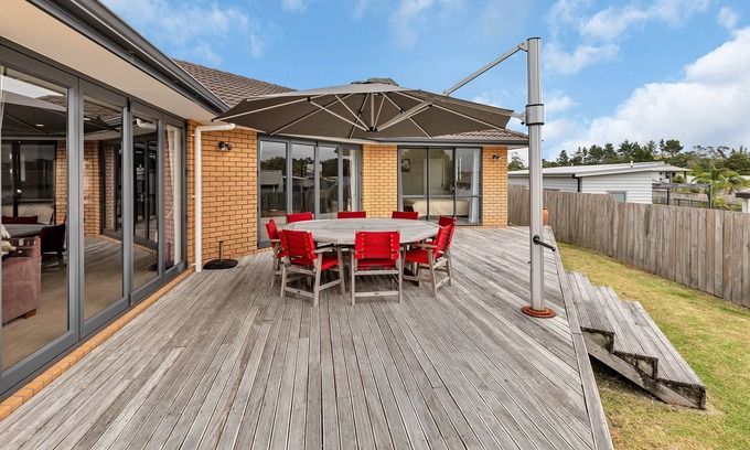 Ruakaka House | Paradise at the Bay - Ruakaka Holiday Home