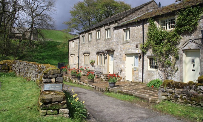 Lofthouse Cottage | Paradise End: Large cottage for families and friends in beautiful rural setting