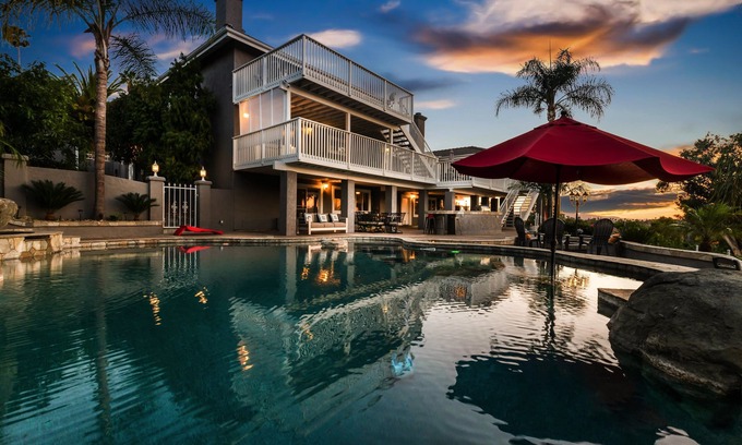 East Grove House | Paradise Hilltop Escape: GameRoom/PoolSlide/Pool/EVCharger/Volleyball/Basketball