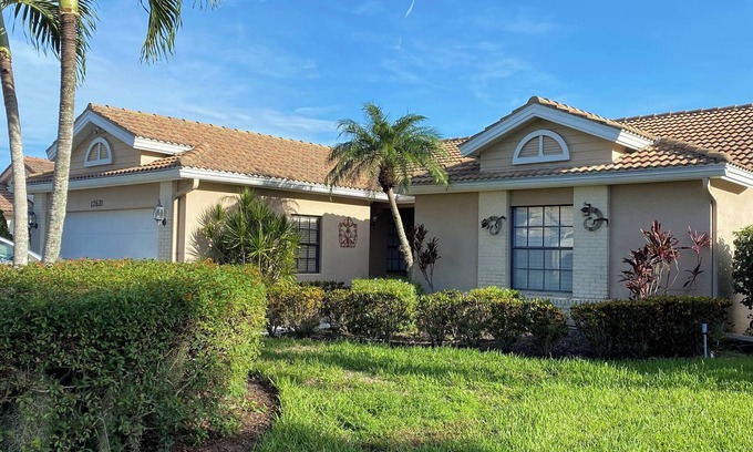 Bonita Springs House | Paradise on the 18th hole in desirable Hunters Ridge Country Club