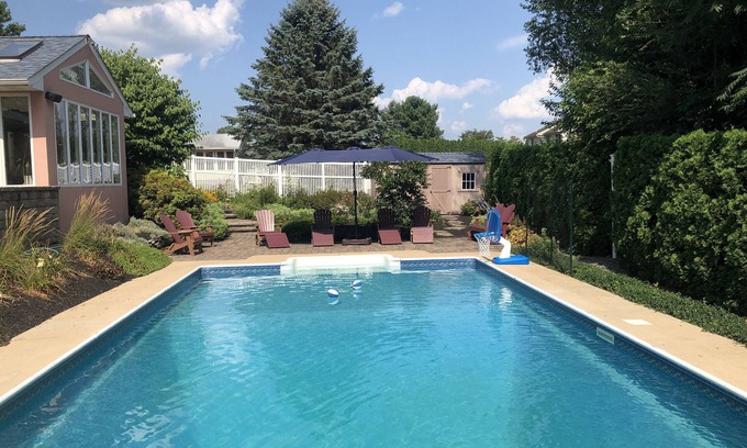 Palmyra House | Paradise Outside Chocolatetown with Pool