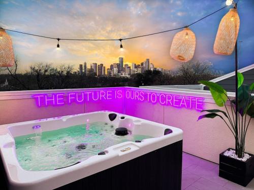Greater Third Ward House | Paradise Palace Best Rooftop in HTX w Hot Tub
