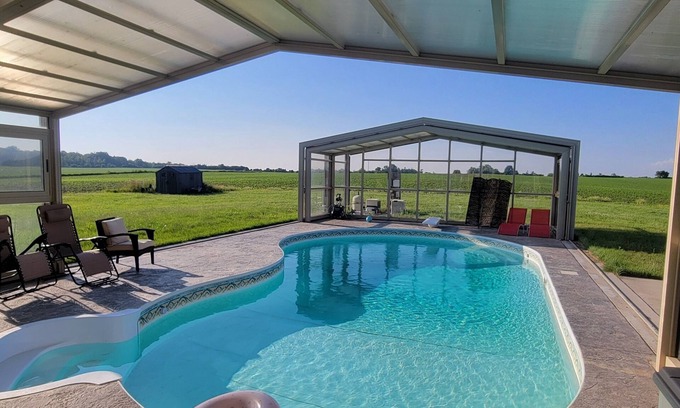 London House | Paradise Retreat. Peaceful escape on 50 acres of greenery, offering privacy.