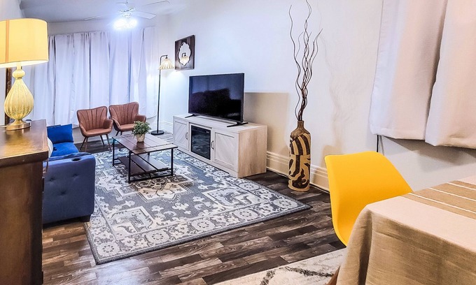 East Avenue Apartment | Park Ave - Cozy & Spacious 1 bedroom Apt. w/Free Parking