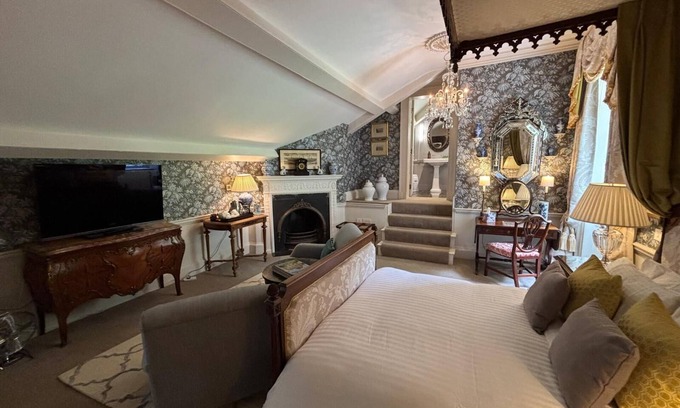 Little Hayfield Bed & Breakfast | Park Hall Manor